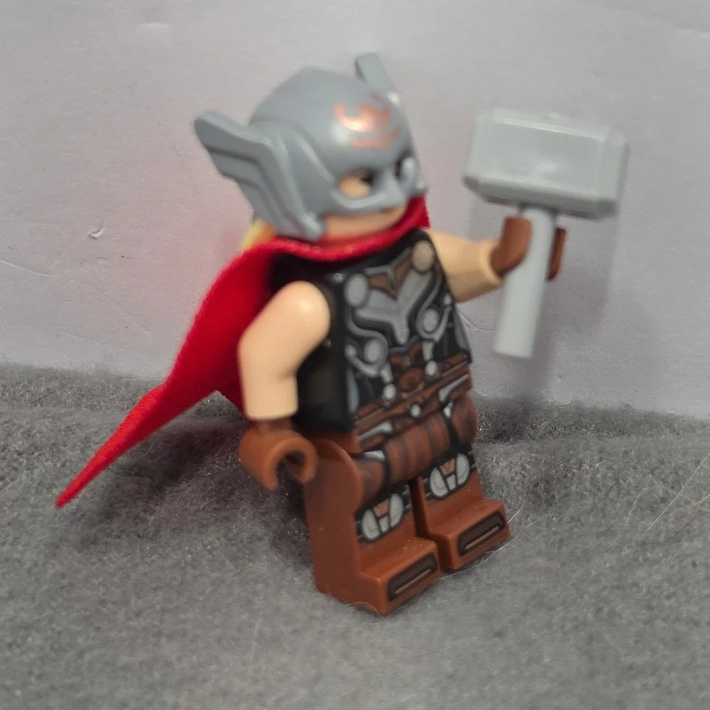 LEGO Marvel Mighty Thor Jane Foster Minifigure with Mjolnir and Cape sh820. J